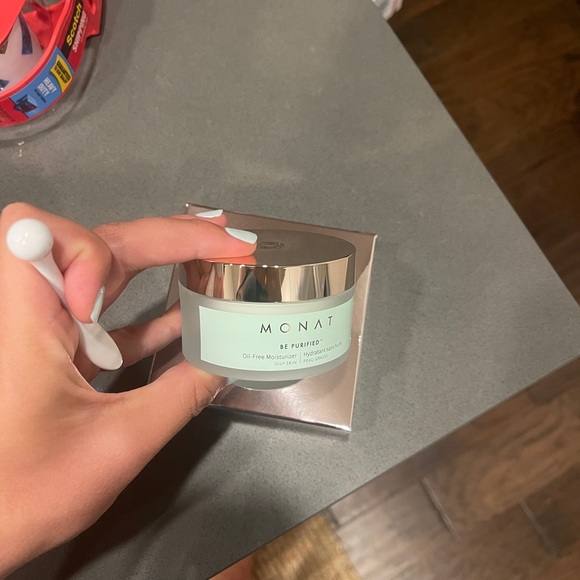 NEW MONAT BE PURIFIED OIL FREE MOISTURIZER WITH HYALURONIC ACID + NIACINAMIDE - Picture 6 of 8